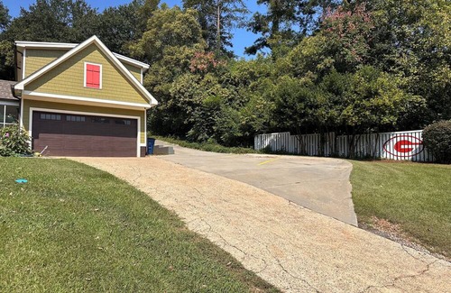 Athens House | Spacious Tailgate Haven-3-bedroom house with outdoor entertaining space-sleeps 8