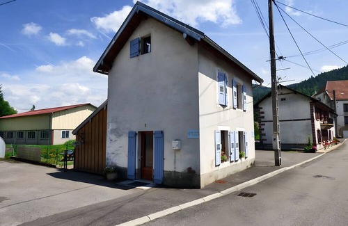 Servance-Miellin House | Holiday Home 'Charmante Maison Les Volets Bleus' with Private Garden and Wi-Fi
