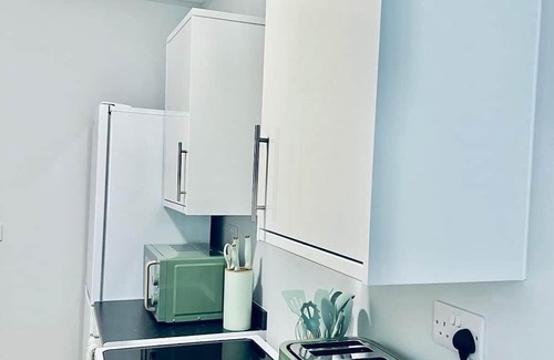 Wainscot Apartment | Cozy Flats Near Strood Station