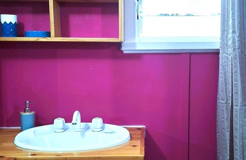American River House | Healing Colour Shack promotes tranquillity, a 2-minute walk from the shoreline.
