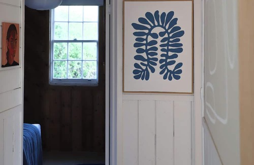 Falmouth House | White Shell Cottage | Wood fire & beachfront