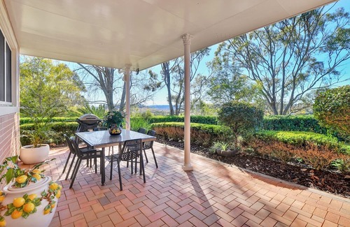 Cotswold Hills House | Expansive Toowoomba Retreat with Garden BBQ