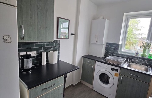 Langley Marish Apartment | Spacious 2BR | King Bed & Twin Setup in Slough