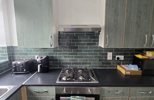 Langley Marish Apartment | Spacious 2BR | King Bed & Twin Setup in Slough