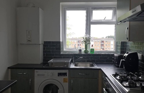 Langley Marish Apartment | Spacious 2BR | King Bed & Twin Setup in Slough