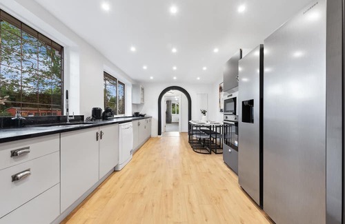 Staines House | Luxury 6-Bedroom Home with Playground & Gym