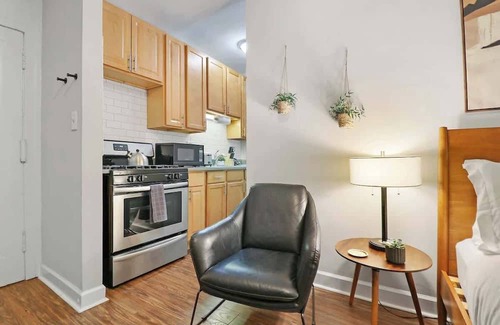 Hyde Park Apartment | Trendy Studio Apartment in Chicago