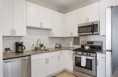 Hyde Park Apartment | Sleek & Spacious 3BR Apartment