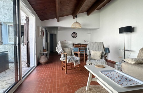 La Palmyre House | Renovated 2BR Villa near Beach & Shops - La Palmyre