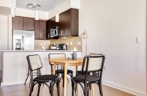 Del Rey Apartment | Deluxe Marina del Rey 2BR w/Pool & Gym, steps to beach, by Blueground