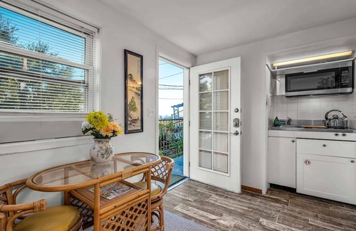 Hollywoodland Apartment | Scenic Secret Stairs Apt Hollywood Hills