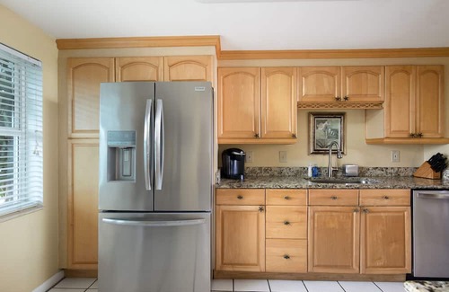 Key West Condo | Key West Oceanfront Escape with Pool, Balcony & Steps from Smathers Beach