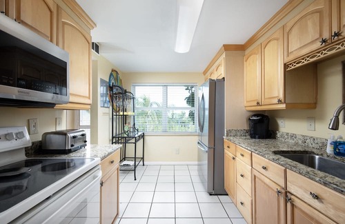 Key West Condo | Key West Oceanfront Escape with Pool, Balcony & Steps from Smathers Beach