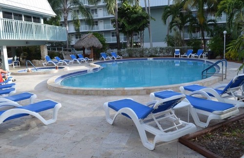 Key West Condo | Key West Oceanfront Escape with Pool, Balcony & Steps from Smathers Beach