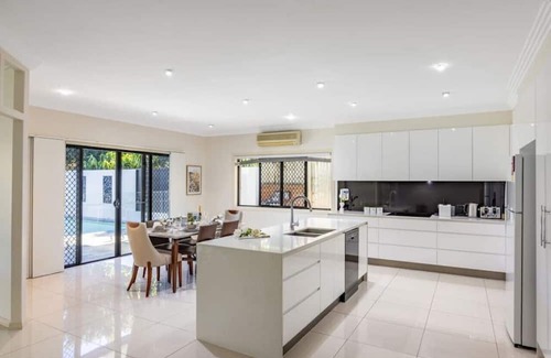 Wellington Point House | Seaside Modern & Luxurious Mansion w/Pool