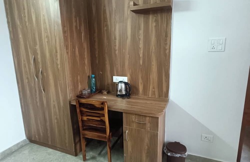 Kumharsain House | Soothing 3-bedroom in Narkanda.nNestled in the middle of Apple Orchards