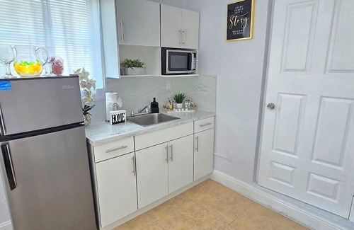 West Hollywood Apartment | Cozy Studio for 2 Near Hard Rock Casino & Guitar Hotel and Hard Rock Stadium