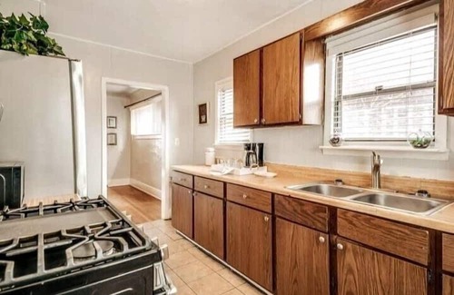 Pontiac House | NEW! Cozy 3BR Home | Perfect for Business + Family Stays