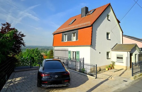 Dresden House | Holiday Home 'Weitblick' with Mountain View, Private Terrace and Wi-Fi