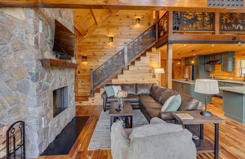 Thornton Cabin | Mountaintop Cabin with Incredible View