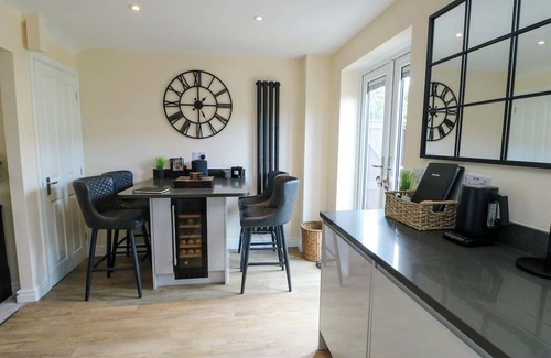 Rhos on Sea Cottage | HAFAN RHOS, country holiday cottage, with a garden in Rhos-On-Sea