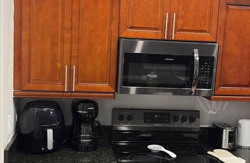 Mariner House | Charming 3-bedroom house with Hot Tub, AC, WiFi in Cape Coral