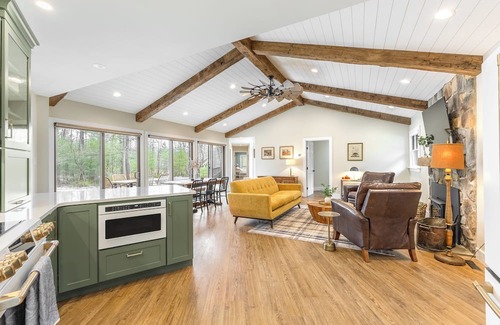 Mattawana House | Charming 4-bedroom house on 16+ Acres with Creek, Hiking Trails and Hot Tub