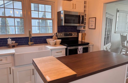 Leamington Cottage | Hidden Gem on the shores of Lake Erie! Only 5 Minutes from Point Pelee Park.