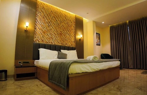 Anantapur House | Charming 9-bedroom hotel with WiFi, AC in fantastic Anantapur
