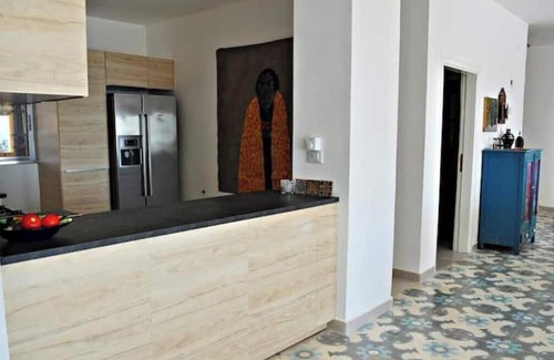 Al-Maghtas House | ★ Spacious Retreat ★ Stunning Views, Pool, Art