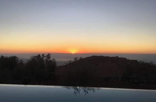 Al-Maghtas House | ★ Spacious Retreat ★ Stunning Views, Pool, Art