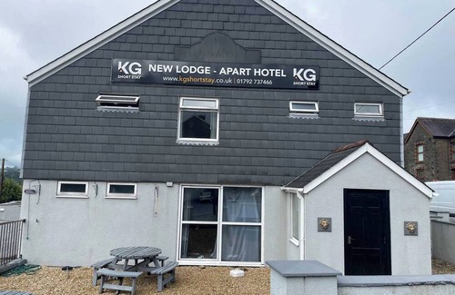 Margam Apartment | En-Suite Double Room, Microwave & Fridge, Parking