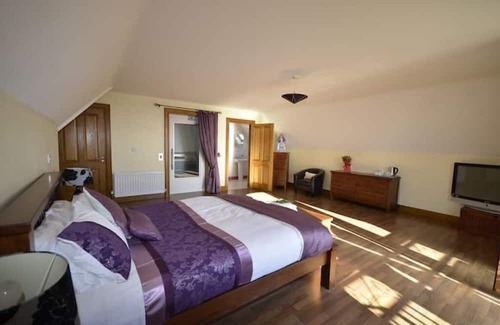 Ballymacarthur Bed & Breakfast | Lodges Estate: Spacious Retreat for Up to 10 Guests