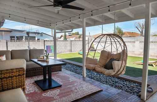 Village Grove House | Stylish Family Retreat ★ Kid-Friendly ★ Near Old Town & Golf Courses