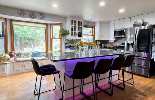Green Bay House | Entertainment paradise! 4-bedroom home only 5 miles from Lambeau Field & airport
