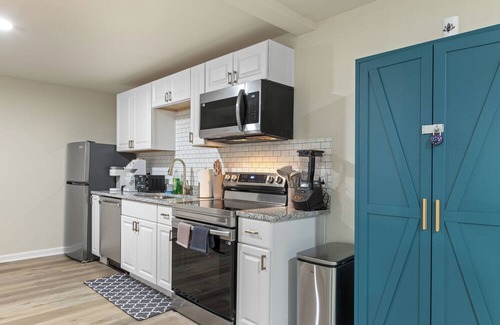 Westview Apartment | Bright & Stylish ATL 2BR Smart Entry, Free Parking, Close to Mercedes-Benz