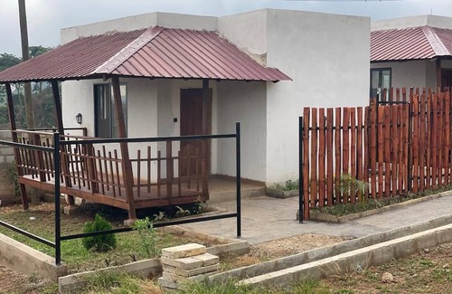 Pepease Ski Chalet | Cozy 1-bedroom chalet with WiFi, AC in beautiful Kwahu Atibie