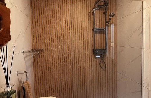 Dublin Apartment | Cosy Croke Park Studio 2, Double Bed with a kitchen and a toilet