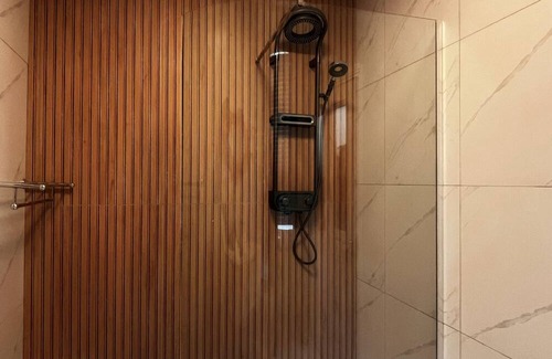 Dublin Apartment | Cosy Croke Park Studio 2, Double Bed with a kitchen and a toilet