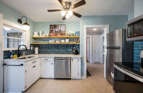 Lynchburg House | POOL + HOT TUB | Quaint Cottage in heart of LYH