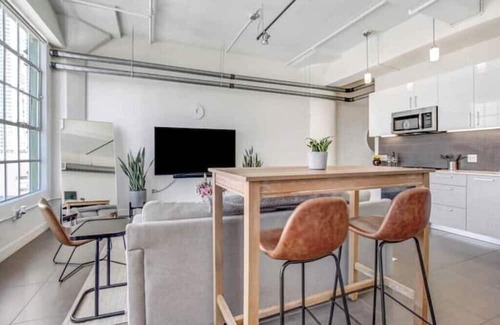Downtown Los Angeles Condo | Your Stylish Home Away From Home In Downtown LA!