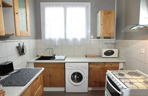 Dax Apartment | Relaxing Stay in Dax – Spacious 2BR Apt with Wi-Fi & Kitchen, 5 min from Thermal Baths