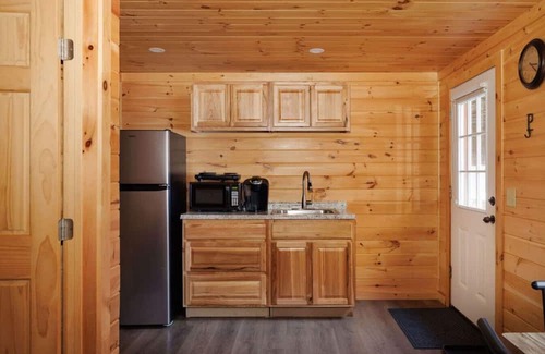 Bethlehem Cabin | Cedar: Cozy Log Cabin Lodge
