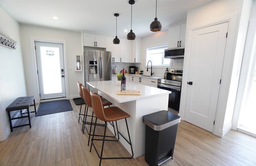 Amherstburg Cottage | Shore To Please-Tranquil Getaway