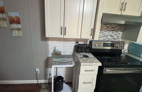Henderson House | 3-bedroom house in peaceful Henderson with WiFi, AC near Kerr Lake