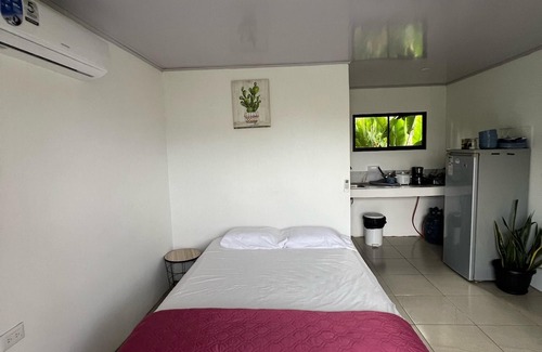 Canton Quepos House | Charming tinyhome with WiFi and AC in perfect Maritima- Sabalo
