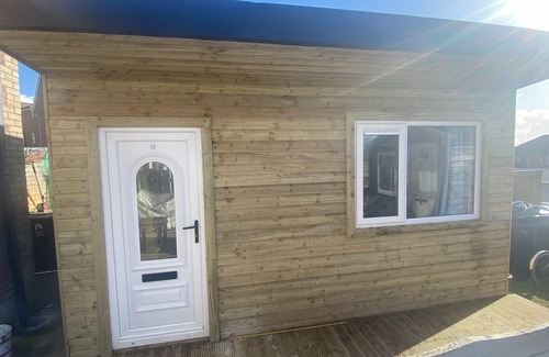 Londonderry Apartment | Cosy Irish Cabin studio in fabulous Derry with WiFi & Private Bathroom