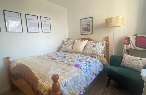 Londonderry Apartment | Cosy Irish Cabin studio in fabulous Derry with WiFi & Private Bathroom