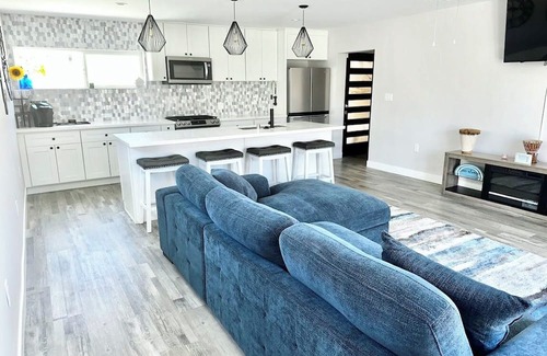 Los Angeles House | Inglewood Charming 1-bedroom house WiFi, AC, washer, dryer, and a private patio.