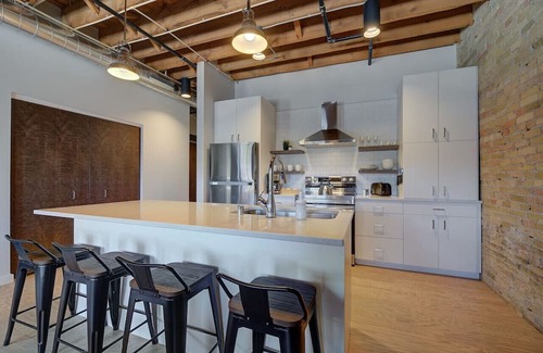Fifth Ward Apartment | CW | 1 Bed | Walker's Point | Cream City | Luxury